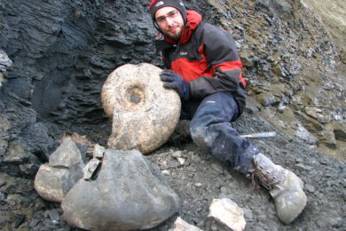 Paleontolog Radek Vodrážka s jedním ze svých zkamenělých úlovků.