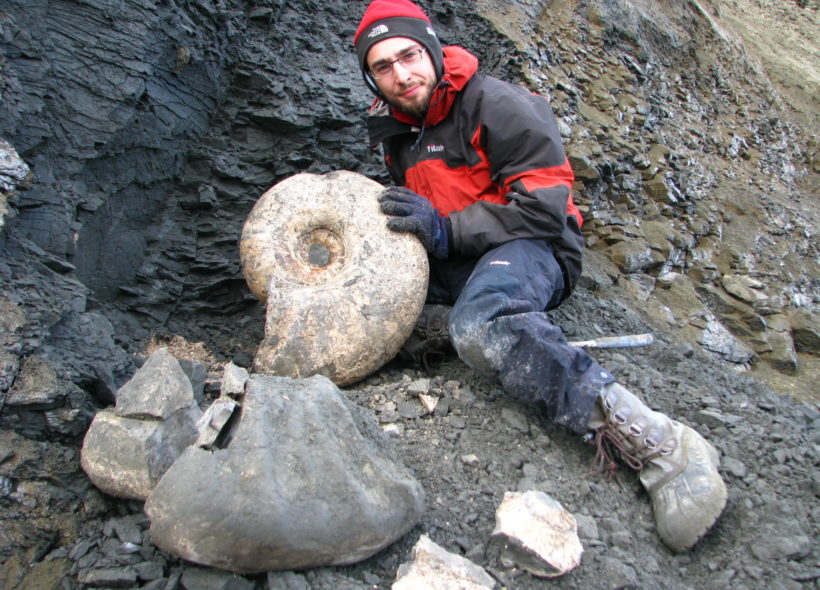 Paleontolog Radek Vodrážka s jedním ze svých zkamenělých úlovků.