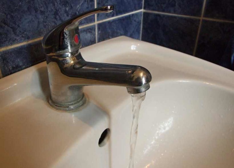 Odpouštěním vody se urychlí vyčištění vodovodu od znečištění bakteriemi.