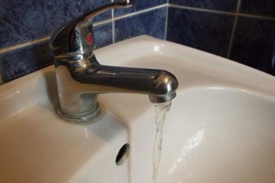 Voda z kohoutku už je v Dejvicích opět pitná
