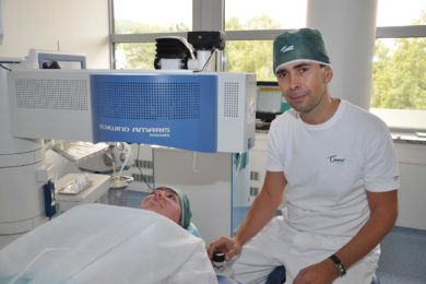 První, kdo v Česku laser Z8 použil, byl primář a světově uznávaný oční chirurg Pavel Stodůlka