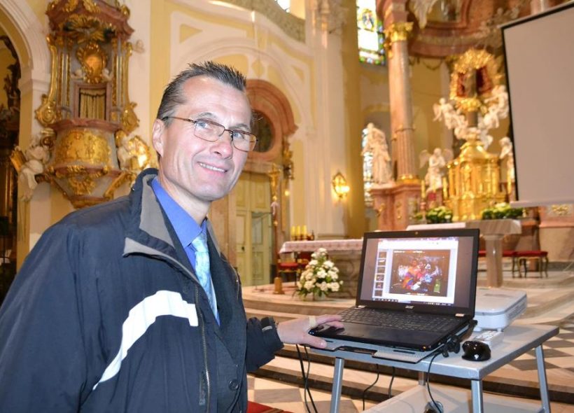 Pavel Ramík při prezentaci misijní kšoly ve frýdecké bazilice.