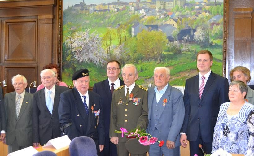 Ocenění veteráni s ruským konzulem a primátorem Michalem Pobuckým na frýdecké radnici.