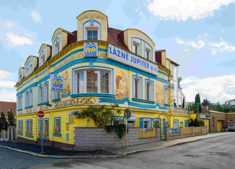Budovu lázní nelze přehlédnout.