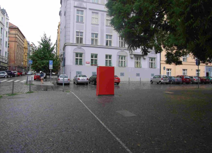 Pomník byl krátce po odhalení opět zakryt, protože se na něm ještě dodělávala impregnace.