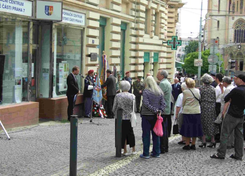 Věnce se kladly u pamětní desky Milady Horákové na křižovatce u Stossmayerova náměstí.