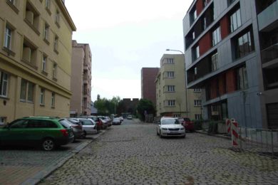 Pohled do Kischovi ulice od budovy bývalého Centrotexu.