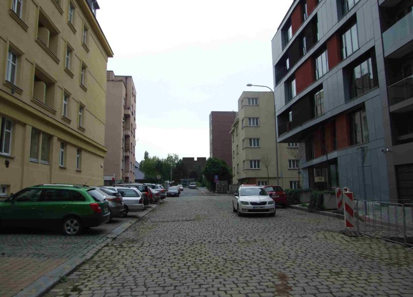 Pohled do Kischovi ulice od budovy bývalého Centrotexu.