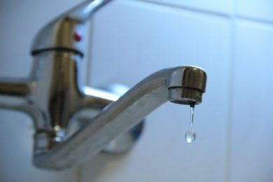 Otrávení Pražané chtějí adekvátní odškodnění za problémy způsobené kontaminovanou vodou.