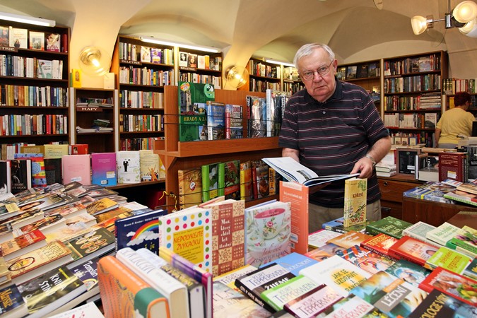 Leoš Bílek ve svém knihkupectví. Foto: Robert Mročka