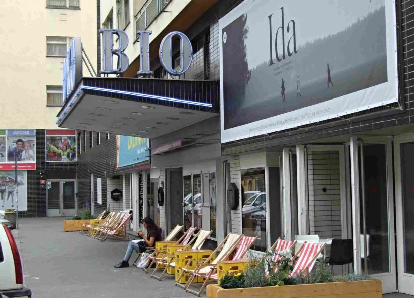 V Bio Oko je výstava československých filmových plakátů.
