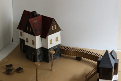 Z ekologického obalového materiálu vyrobili studenti hned dva modely – šumavskou Čeňkovu pilu a Nákladové nádraží Žižkov.