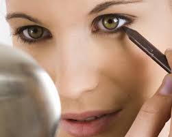 Pokud má žena v oku nějakou infekci, například zánět spojivek, neměla by používat žádnou oční kosmetiku.