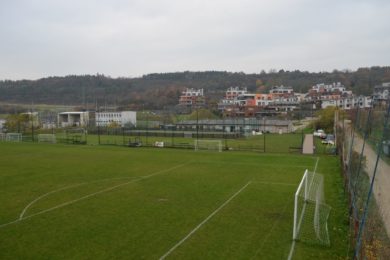 Fotbalový areál Čechie Smíchov se v neděli promění v jedno velké pódium i hlediště.