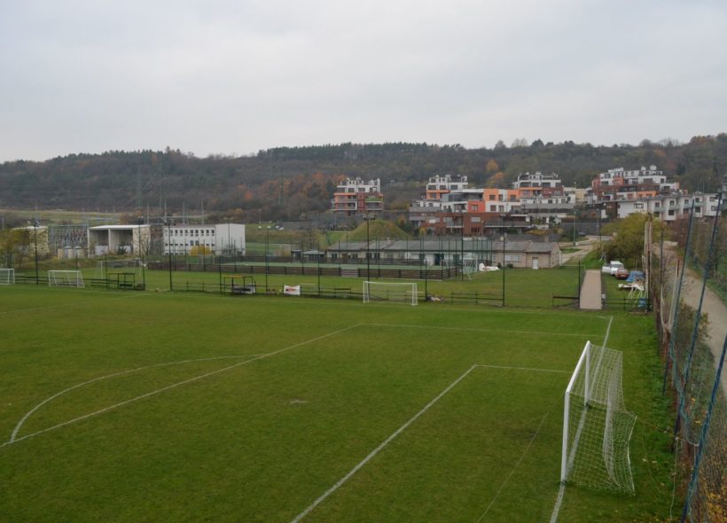 Fotbalový areál Čechie Smíchov se v neděli promění v jedno velké pódium i hlediště.