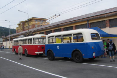Historický trolejbus i s vlečkou