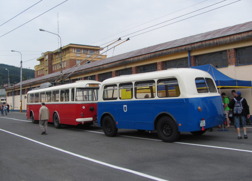 Historický trolejbus i s vlečkou