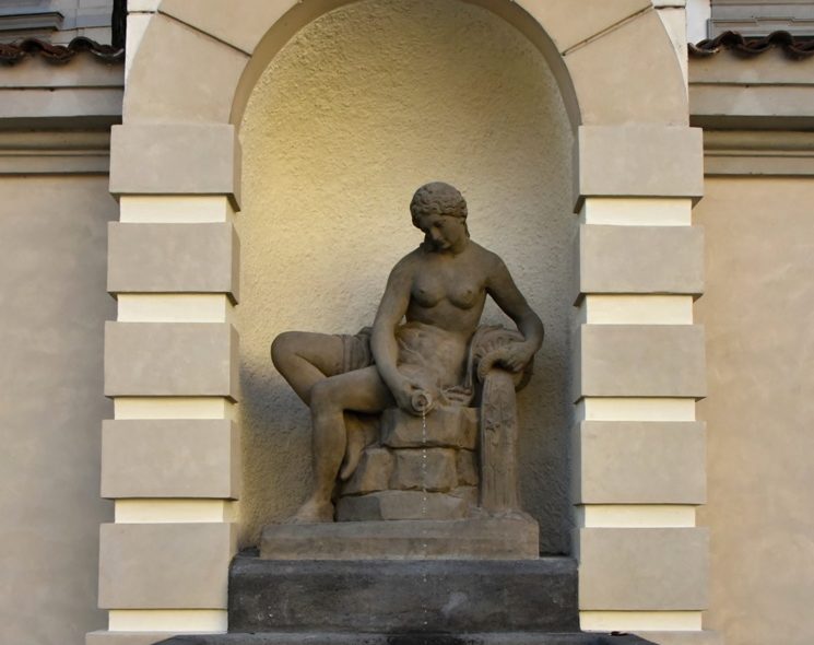 Kašnu s dívčí postavou, jež představuje českou řeku Vltavu, vytvořil v roce 1812 sochař Václav Prachner