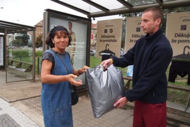 Zaměstnanci JCDecaux přebírali dary na zastávkách MHD