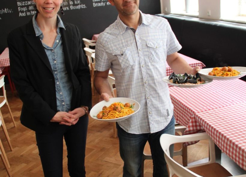Radní MČ Praha 7 Silvie Kratochvílová a Sašo Miladinovski z restaurace Peperoncino, která pravidelně daruje polední menu.