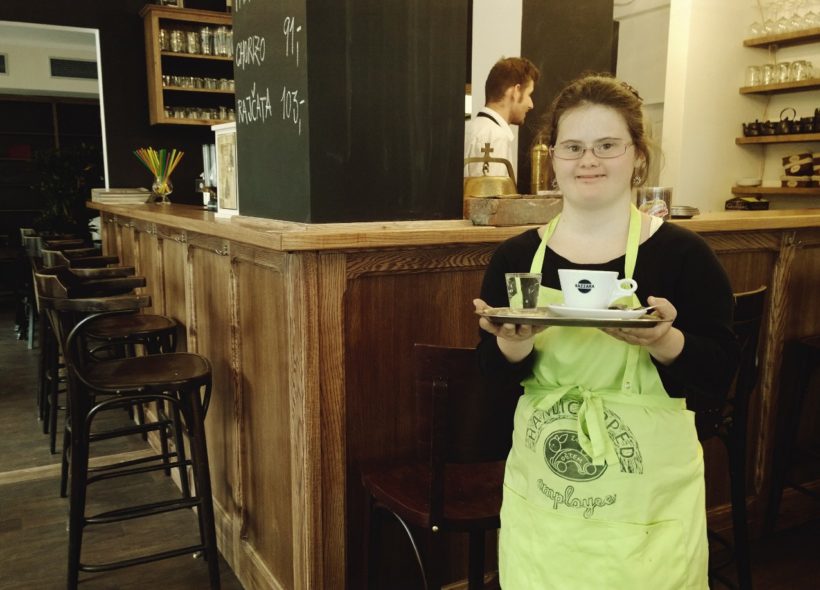Hudební kavárna Café AdAstra, bude zatím zaměstnávat jedenáct lidí s handicapem