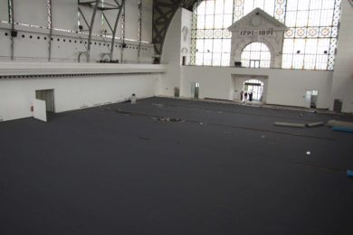 V současné době se v Průmyslovém paláci pokládá nový koberec.