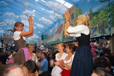 Na gigantických slavnostech piva v Mnichově nemůže chybět žádný milovník chmelového moku, bavorské kuchyně a lidové zábavy