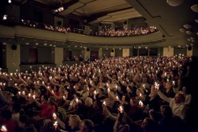 Městská divadla pražská připravila pro Simonu Stašovou k 500. repríze speciální překvapení, poprosila diváky, aby v jednu chvíli zapálili 500 zapalovačů a vytvořili tak pomyslných 500 svíček na dortu.