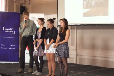 Žáci museli svou práci odprezentovat i před publikem. Na snímku jsou studenti ZŠ Křesomyslova.