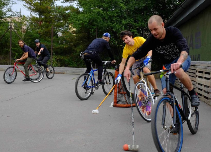 Bike polo může hrát každý kdo se udrží na kole.