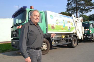 Šéf skládky. Luděk Žáček u jednoho z moderních vozů značky MAN na svoz odpadů.