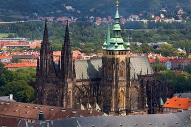 Více než 70 dřevěných stánků s tradiční tématikou nabídnou historicky první vánoční trhy na Pražském hradě