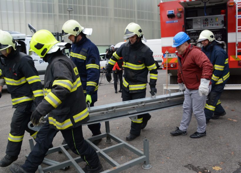 Při demontáži hrazení pomáhal na Zbraslavi dobrovolným hasičům i městský radní pro bezpečnost Libor Hadrava (v červeném).