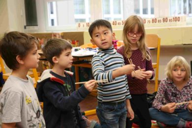 V rámci tvůrčích dílen o Vietnamu, které proběhly na ZŠ a MŠ Angel, se děti učily jíst hůlkami.