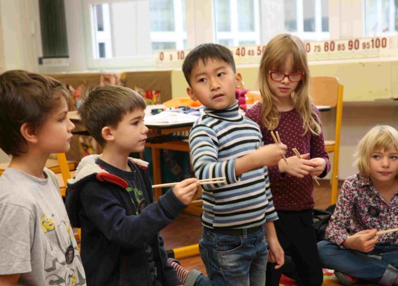 V rámci tvůrčích dílen o Vietnamu, které proběhly na ZŠ a MŠ Angel, se děti učily jíst hůlkami.