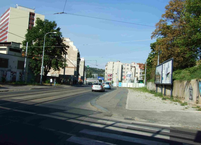 Pohled do Partyzánské ulice směrem k Trojskému mostu.