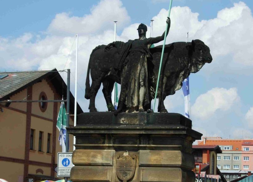 Socha Muž s býkem při vstupu do Pražské tržnice