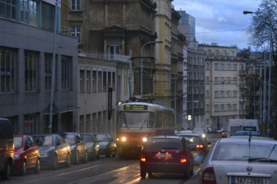 Bělehradská patří k nejvytíženějším ulicím v Praze.