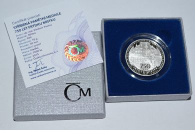 První snímek nově vydané medaile poté, co byly doručeny Českou mincovnou.