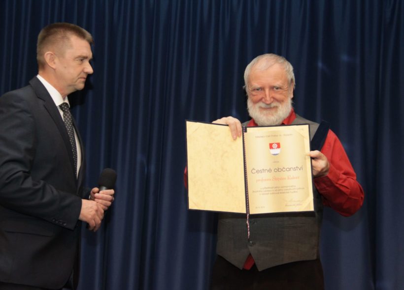 Štěpán Rak přebral ocenění z rukou Karla Hanzlíka, starosty Radotína.