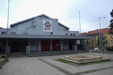 Praha 4 bude jednat o opravách  v Divadle Na Fidlovačce .