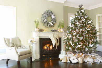 Zasněžené Vánoce v obývacím pokoji lze vytvořit pomocí průzračného skla a bílé barvy