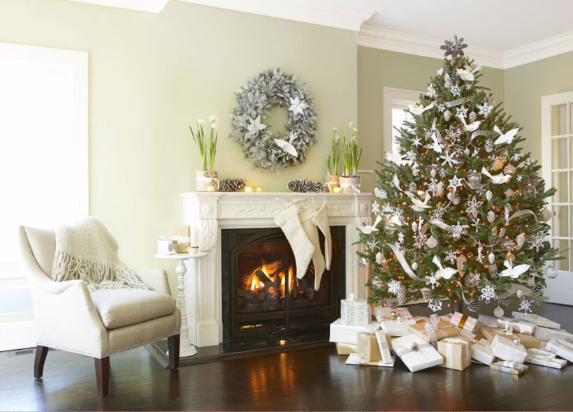 Zasněžené Vánoce v obývacím pokoji lze vytvořit pomocí průzračného skla a bílé barvy
