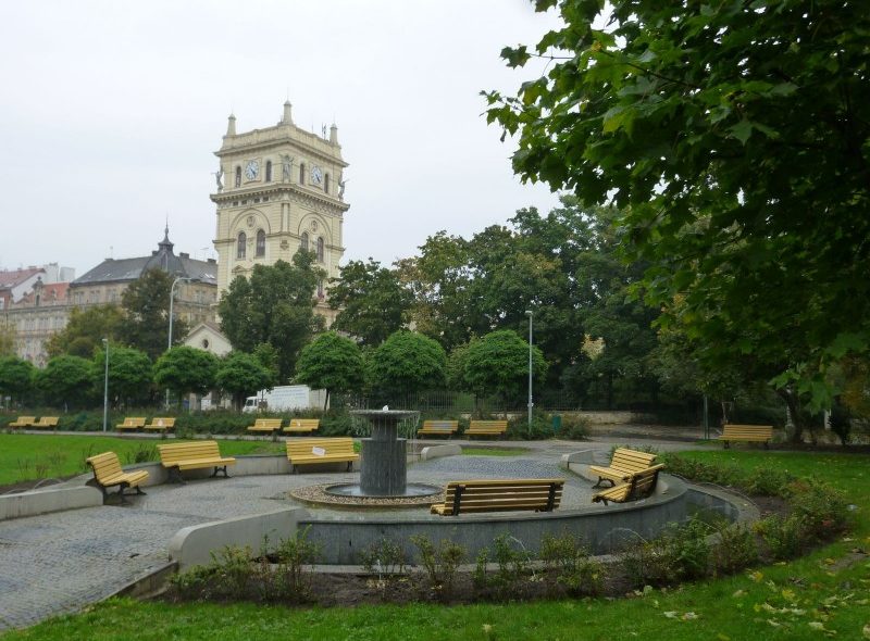 Bezručovy sady se nacházejí v katastrálním území Vinohrad v městských částech Praha 2 a Praha 10