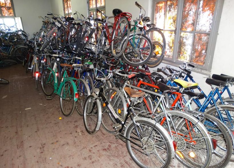 Darované bicykly ve skladu.