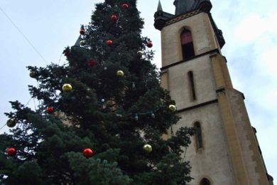 Vánoční stromeček zůstane na náměstí ještě o pár dní déle.