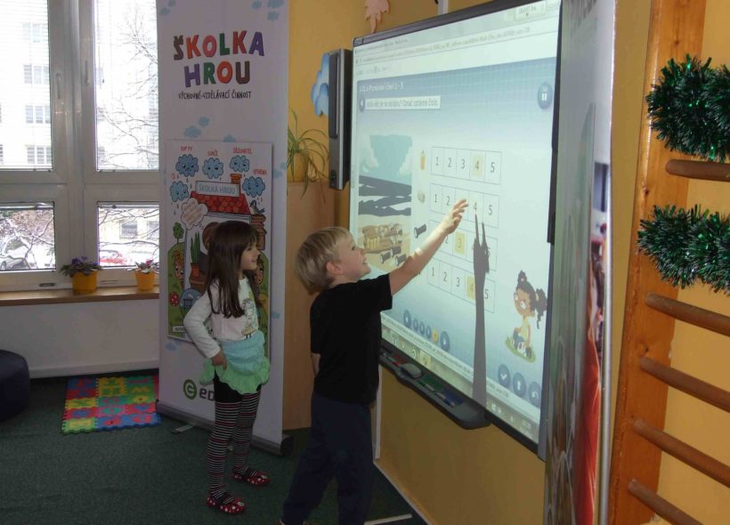 V rámci projektu Školka hrou pracují děti i s interaktivními tabulemi.