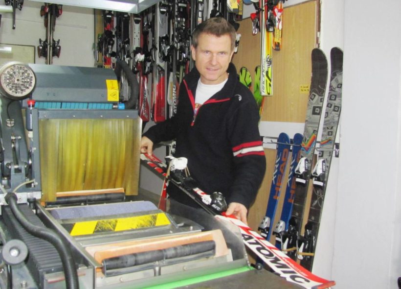 Petr Ručka při úpravě lyží.