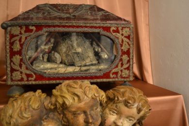 V relikviáři jsou vystaveny kosti a lebka sv. Severiny Aronské.
