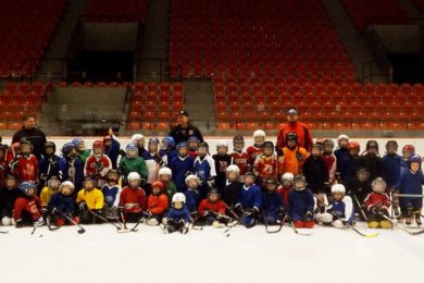 Hokejisté prvních a druhých tříd HC Frýdek-Místek se svými trenéry v hale Polárka.